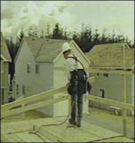 Figura 27 - Trabajador instalando barandas.