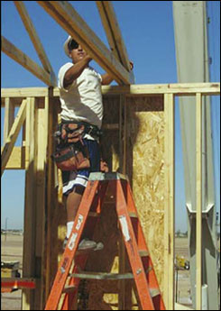 Figura 3 - Las escaleras de plataforma pueden montarse adentro de una estructura y ser utilizadas para instalar armaduras de techo.