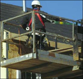 Figura 30 - Trabajador llevando a cabo actividades de construcción residencial desde una jirafa.