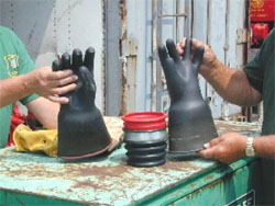 Insulating gloves