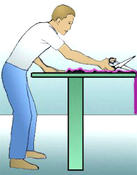 Figura 2
El alcance extendido y el inclinar atravéz de la mesa causan la tensión ergonómica de la espalda, los hombros, y los brazos.