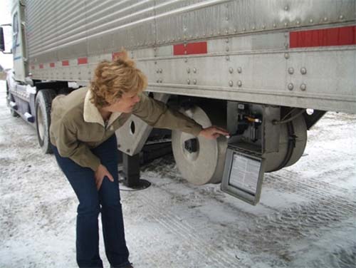 Figure 2 - Air activation allows the landing gear to be raised and lowered with a finger activated lever. Photo Credit: Women In Trucking, Inc. Figure 2 - Air activation allows the landing gear to be raised and lowered with a finger activated lever. Photo Credit: Women In Trucking, Inc.